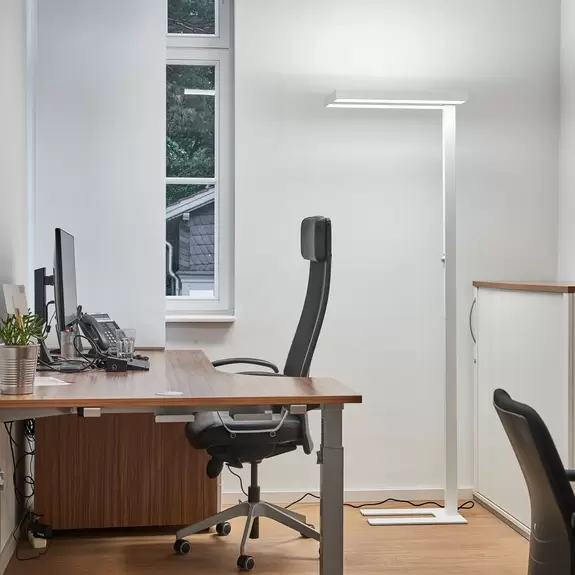 Lampenwelt Arcchio LED-Stehlampe Logan Basic, weiß, 6.000 lm, dimmbar Begrenzt auf 3 Tage