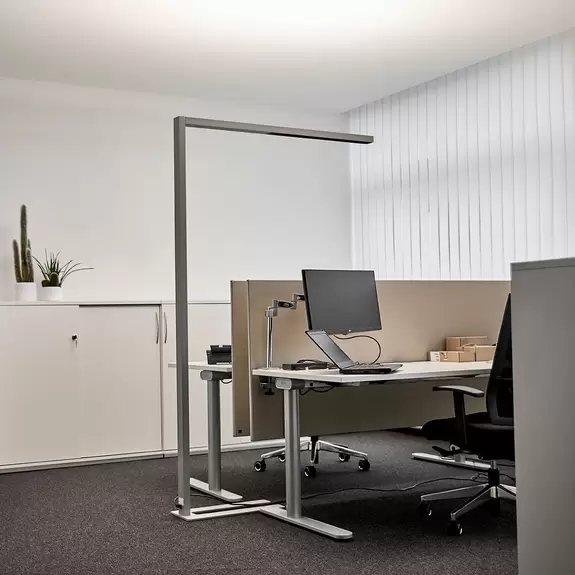 Lampenwelt Büro-LED-Stehleuchte Jolinda, silber, CCT, Sensor, Dimmer Fabrikverkauf