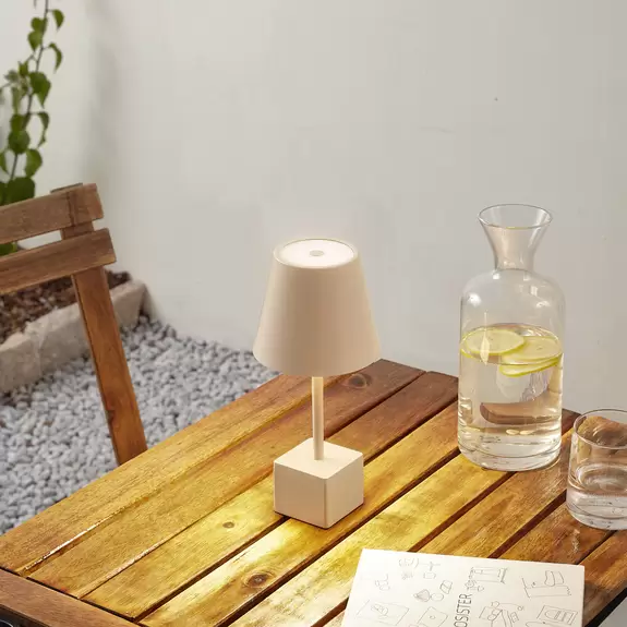 Lampenwelt Lindby LED-Akkutischleuchte Janea CUBE, beige, Metall Tägliche Deals