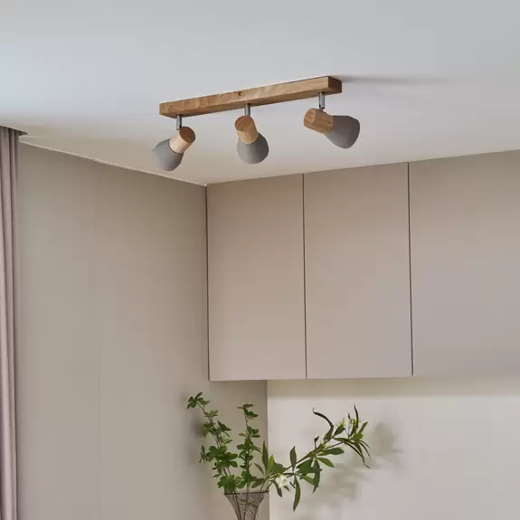 Lampenwelt Lindby Strahler Filiz, 3-flg., 47 cm lang, Holz, Beton Saisonale Angebote