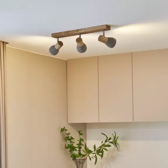 Lampenwelt Lindby Strahler Filiz, 3-flg., 47 cm lang, Holz, Beton Saisonale Angebote