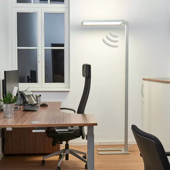 Lampenwelt Silberne Büro-LED-Stehlampe Dorean Cyber Monday