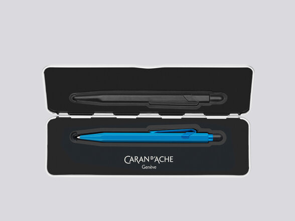 Nuuna Kugelschreiber Caran d'Ache 849 Claim Your Style Edition Azurblau mit Etui Preisnachlass