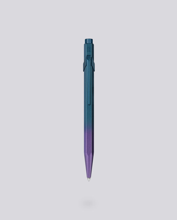 Nuuna Kugelschreiber Caran d'Ache 849 Claim Your Style Edition Purple Ocean mit Etui Cyber Monday