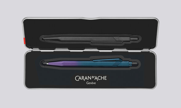 Nuuna Kugelschreiber Caran d'Ache 849 Claim Your Style Edition Purple Ocean mit Etui Cyber Monday
