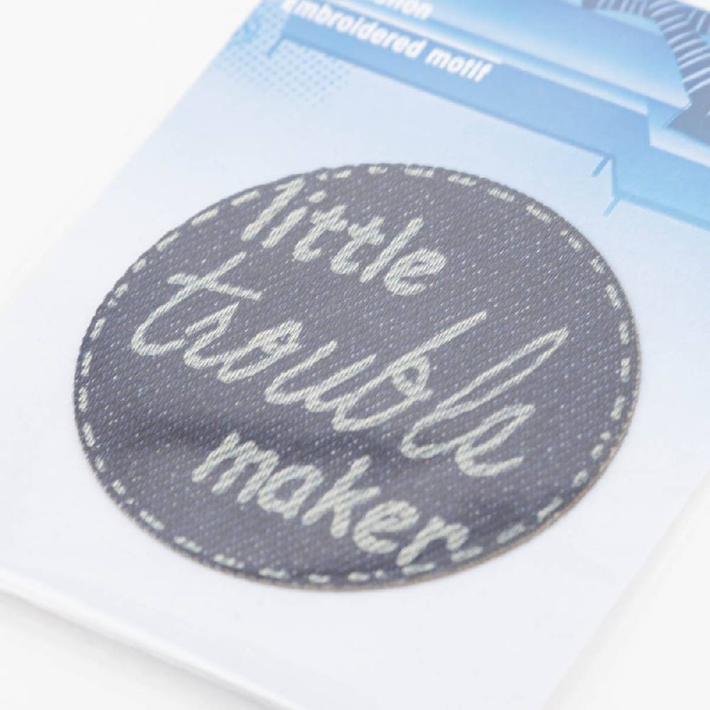 Schöner Leben Applikation little trouble maker gelasert selbstklebend/aufbügelbar Jeansstoff blau 60mm von Prym Begrenzt auf 3 Tage