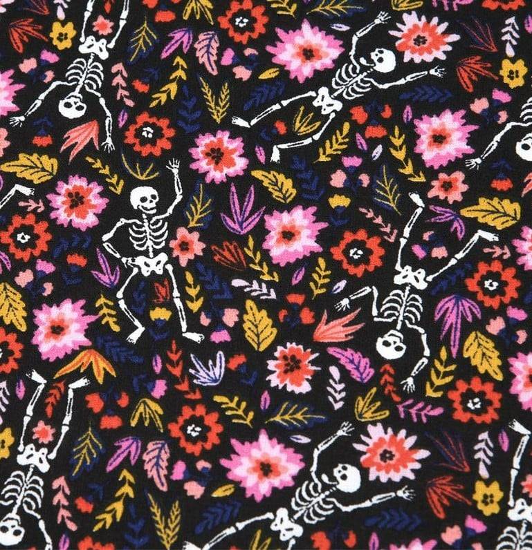 Schöner Leben Baumwollstoff Skelette Blumen schwarz bunt 1,40m Breite Neueste Mode